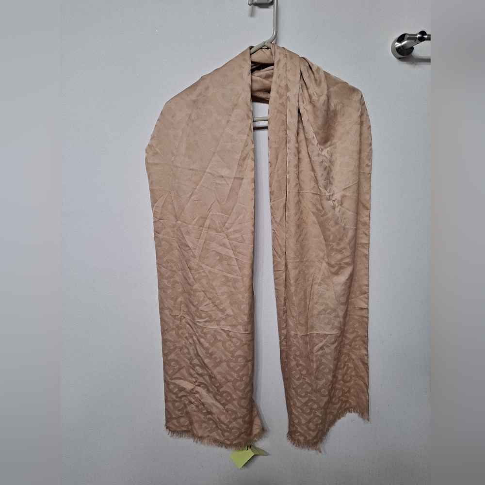 Burberry scarf brand new with tags💖
